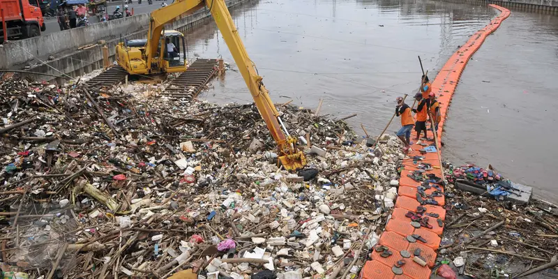 20160203-Antisipasi Banjir, Pemprov DKI Jakarta Mulai Bersihkan Sampah