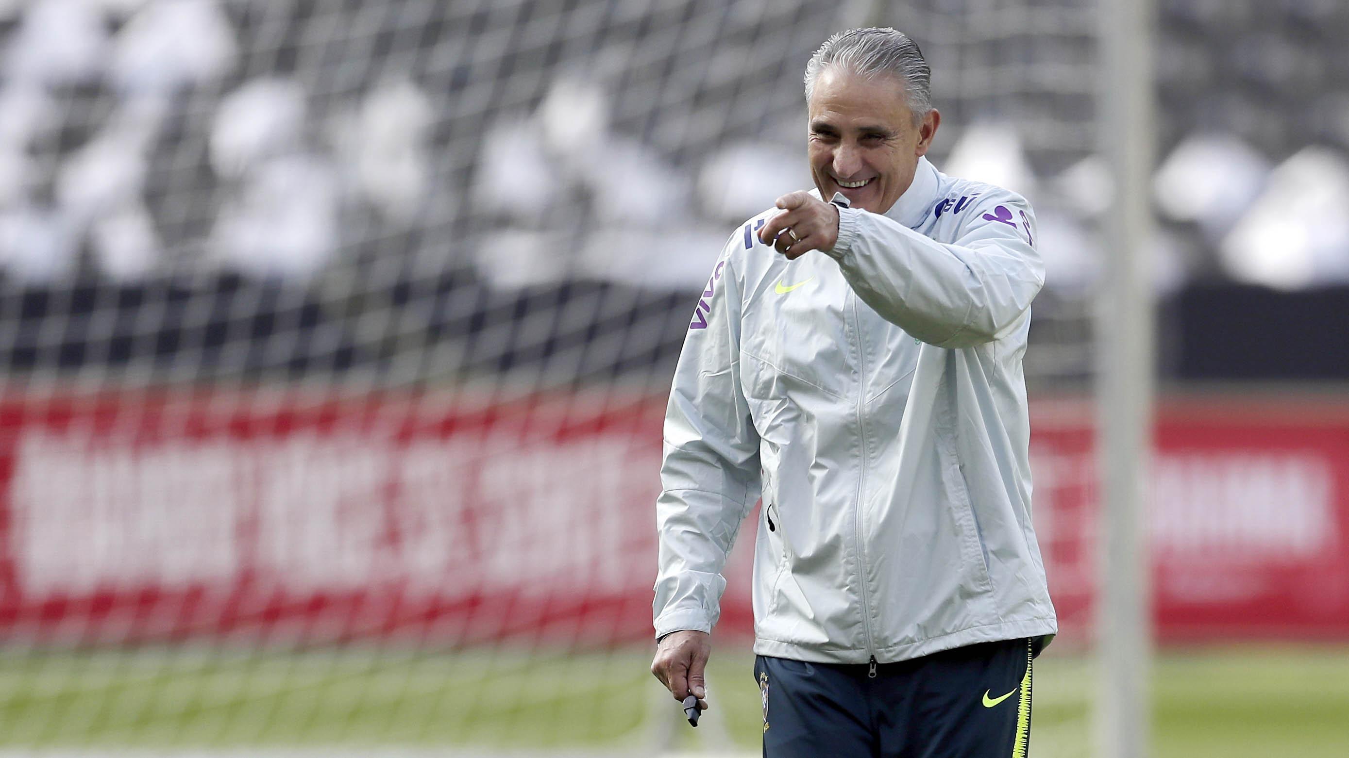 Pelatih Brasil, Tite, memimpin sesi latihan jelang laga persahabatan di Berlin, Jerman, Selasa, (27/3/2018). Brasil akan berhadapan dengan Jerman. (AP/Michael Sohn)