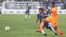 Bek Persija Jakarta, Valentino Telaubun, menghindari kejaran striker PSIS Semarang, Komarudin, pada laga Liga 1 di Stadion Sultan Agung, Bantul, Jumat (20/4/2018). PSIS kalah 1-4 dari Persija. (Bola.com/Ronald Seger)