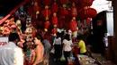 Pelanggan melihat dekorasi di kios pasar jalanan jelang Tahun Baru Imlek di Distrik Pecinan Yangon, Myanmar, 18 Januari 2023. Tahun Baru Imlek 2023 yang disebut sebagai Tahun Kelinci akan jatuh pada tanggal 22 Januari. (STRINGER/AFP)
