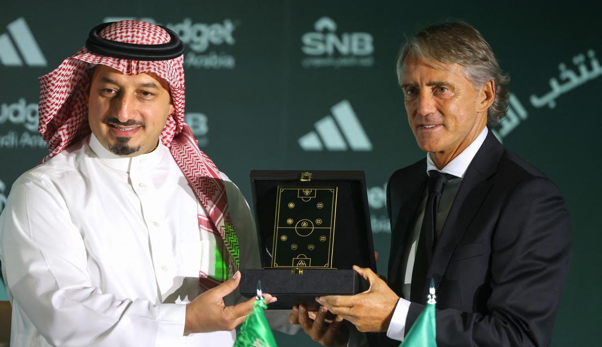 Roberto Mancini (kanan) melanjutkan kariernya di Timur Tengah dengan menjadi pelatih Timnas Arab Saudi. Mancini mendapatkan bayaran 30 juta euro per tahun dan menandatangani kontrak sampai tahun 2027. Alhasil, Mancini pun menjadi pelatih dengan bayaran termahal di dunia. (AFP/Fayez Nureldine)

Mancini .