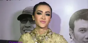 Julia Perez tampil maksimal di sebuah acara perayaan ultah salah satu TV swasta. Gaun kebaya warna gold yang ia gunakan pada hari itu, ternyata seberat 30 Kg.
