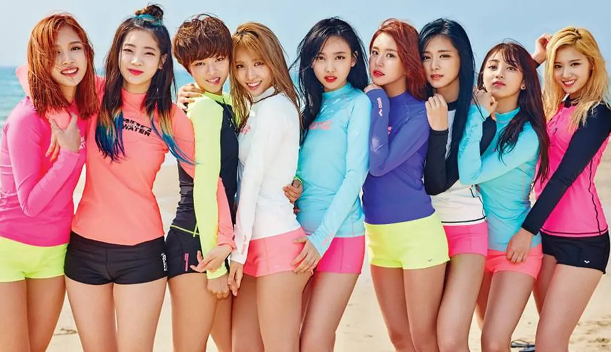 Musik lagu TWICE yang berjudul Someone Like Me dianggap mirip dengan lagu Starving milik Hailee Steinfeld. (Foto: allkpop.com)