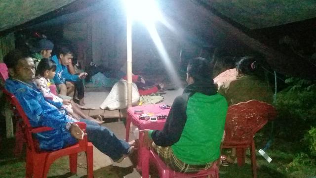 Warga kembali ke tenda pengungsian di Dusun Rattepadada, Mamuju