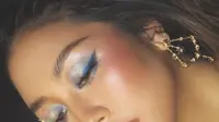 MUA Archangela Chelsea pun memoles wajah Sherina dengan konsep dreamy fairy celestial. Menggunakan produk Dior, riasan mata biru shining menjadi on point, dengan blush on pink dan lipstik pink glossynya.  [@archangelachelsea]