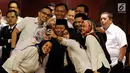 Wakil Ketua DPD terpilih Akhmad Muqowam berswafoto dengan staf DPD usai mengucap sumpah jabatan saat dilantik pada Rapat Paripurna DPD, Jakarta, Kamis (26/7). Akhmad Muqowam terpilih melalui voting dengan mendapat 30 suara. (Liputan6.com/Johan Tallo)