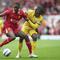 Ibrahima Konate melindungi bola dari Eberechi Eze di laga Liverpool vs Crystal Palace di Anfield, Minggu (25/05/2025) malam WIB. (AP/Jon Super)