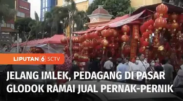 Jelang Imlek, pedagang di Pasar Glodok, Taman Sari, Jakarta Barat, mulai ramai menjual pernak-pernik imlek.