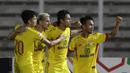 Para pemain Bhayangkara FC merayakan gol yang dicetak oleh Indra Kahfi ke gawang Madura United pada laga Liga 1 2019 di Stadion Madya, Jakarta, Senin (5/8). (Bola.com/M iqbal Ichsan)