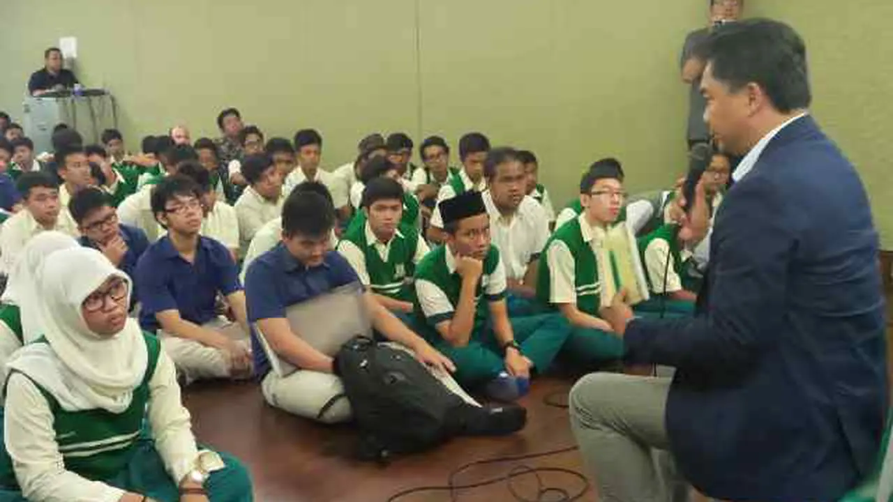 Ajak Murid SMA Jaga Kerukunan, Dino Patti Curhat Masa Pacaran