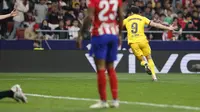 Robert Lewandowski saat mencetak gol ke gawang Atletico Madrid pada lanjutan Liga Spanyol 2023/2024 hari Senin (18/03/2024) dini hari WIB. Barcelona menang 3-0. (OSCAR DEL POZO / AFP)