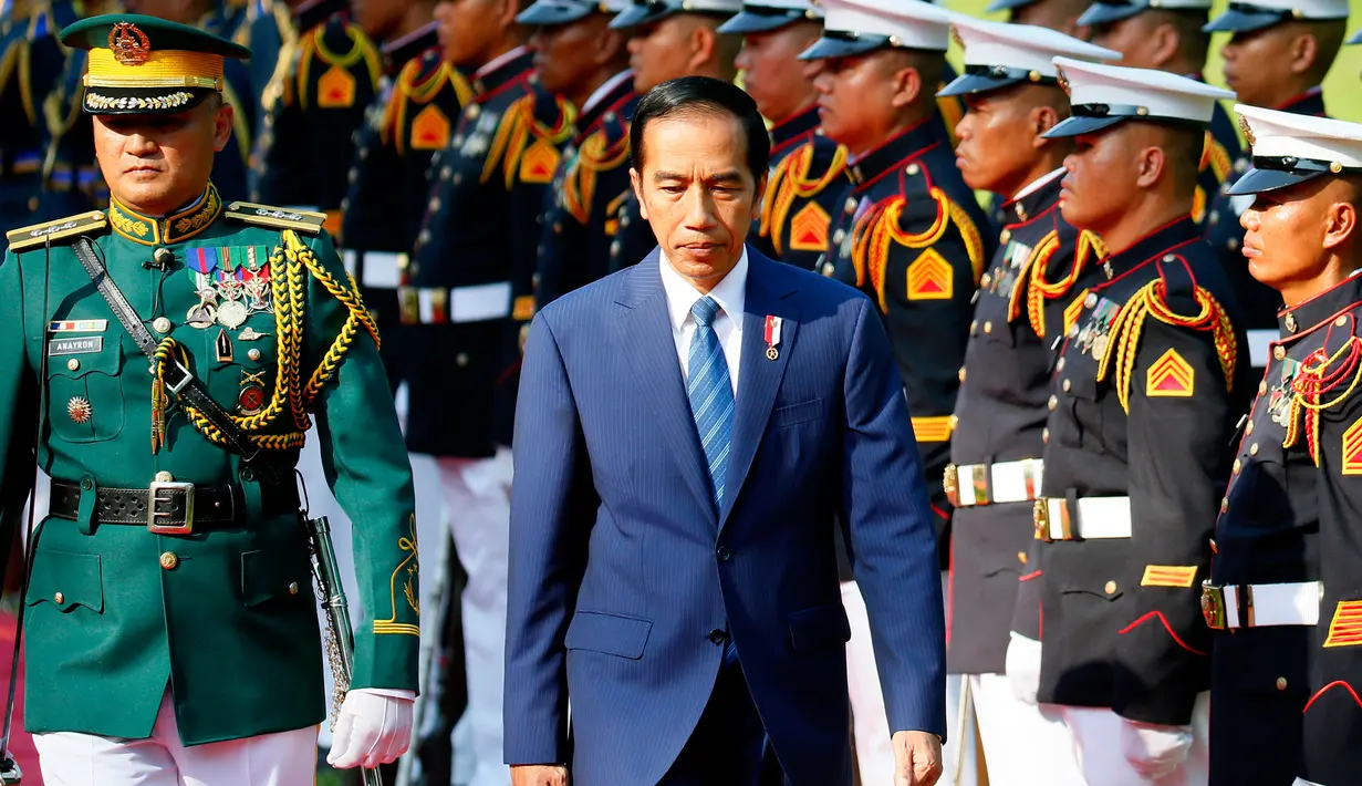 Presiden Joko Widodo (Jokowi) tiba di Istana Malacanang di Manila, Filipina, Jumat (28/4). Kedatangan Jokowi disambut langsung oleh Presiden Filipina Rodrigo Duterte. (AP Photo / Bullit Marquez)