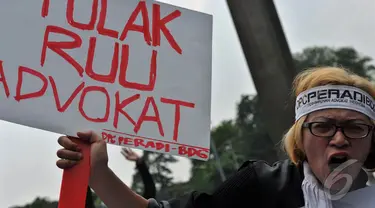 Para pengacara yang tergabung dalam Perhimpunan Advokat Indonesia (Peradi) melakukan aksi, Jakarta (11/9/2014) (Liputan6.com/Johan Tallo)