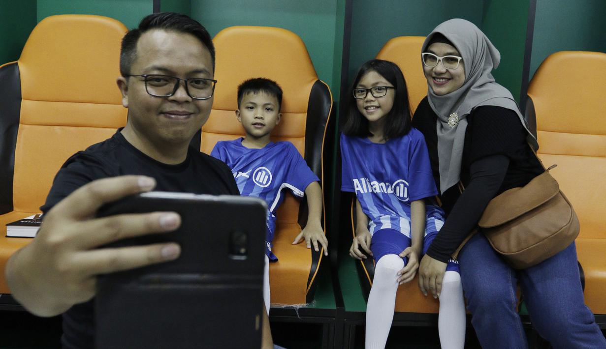 Seorang anak dari suporter PSM Makassar sebelum menjadi pendamping saat laga Piala AFC melawan Home United di Stadion Pakansari, Bogor, Selasa (30/4). Kesempatan ini diberikan oleh Allianz sebagai salah satu sponsor. (Bola.com/Yoppy Renato)
