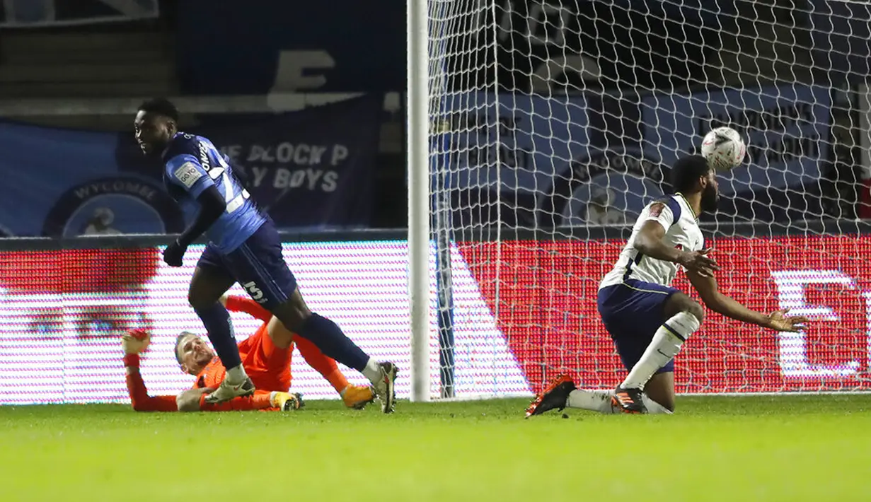 Pemain Wycombe Wanderers Fred Onyedinma (kiri) melakukan selebrasi usai mencetak gol ke gawang Tottenham Hotspur pada pertandingan putaran keempat Piala FA di Stadion Adams Park, High Wycombe, Inggris, Senin (25/1/2021). Tottenham Hotspur menang 4-1. (AP Photo/Frank Augstein)