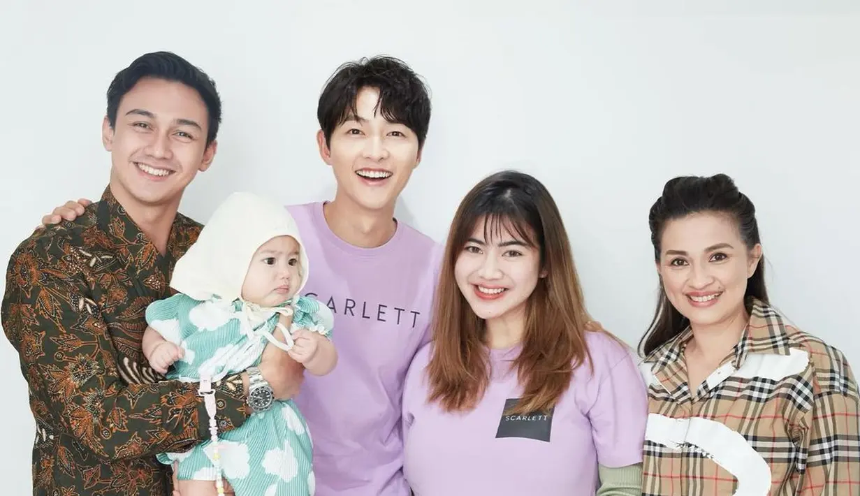 Dalam mempromosikan produk skincare nya di Korea Selatan, Felicya Angelista yang mengajak putrinya bertemu dengan Song Joong Ki. Mereka pun berpose bersama. (Foto: Instagram/@felicyangelista_)