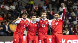 Para pemain Timnas Futsal Indonesia melakukan selebrasi gol saat berhadapan dengan Belanda pada laga lanjutan Four Nations Cup 2025 yang bergulir di Hall Basket Senayan, Jakarta, pada Sabtu (20/9/2025).