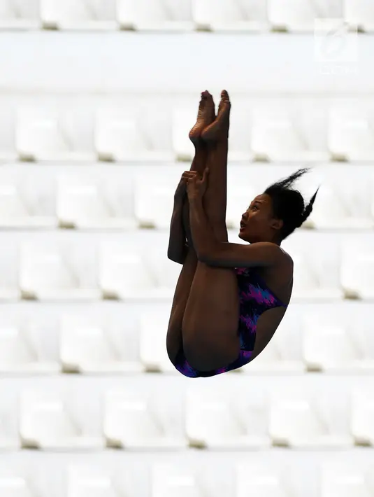 Atlet loncat indah Indonesia, Yasmin Linadini tampil dalam nomor women's 3M Spring Board Asian Games 2018 di Jakarta, Sabtu (1/9). Yasmin berada satu setrip di atas Natalie Dinda Anasti yang memperoleh nilai 184.20 poin. (Merdeka.com/Imam Buhori)