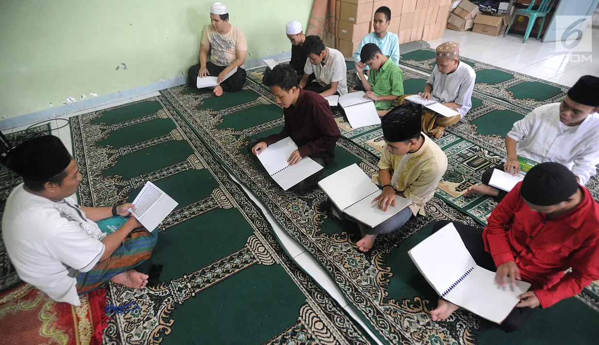 Suasana saat santri tunanetra belajar membaca Alquran braile di Pesantren Raudlatul Makfufin, Serpong, Tangsel, Banten, Rabu (23/5). Selain mencetak Alquran braile, pesantren ini juga memberi pengajaran kepada santri tunanetra. (Merdeka.com/Arie Basuki)
