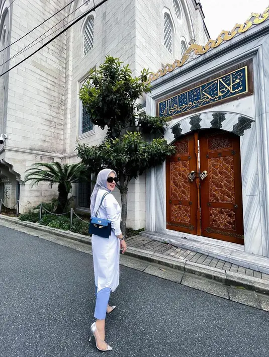 Syahrini berpose di depan Masjid Camii Tokyo. Dia mengenakan busana muslim putih yang dipadukan dengan hijab abu-abu. (Foto: Instagram/ princessyahrini)