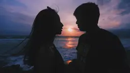 Tak hanya di luar negeri, pasangan ini juga menikmati matahari terbenam di Pulau Dewata, Bali. Banyak warganet yang mendukung pasangan ini untuk segera naik pelaminan. (Liputan6.com/IG/jojosuherman)