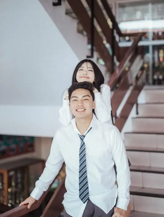 Meski sempat berpisah selama bertahun-tahun, takdir akhirnya mempertemukan mereka kembali hingga kini menuju jenjang pernikahan. [@flawlesspic].