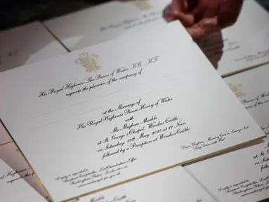 Undangan pernikahan Pangeran Harry dan Meghan Markle yang dicetak oleh perusahaan Barnard and Westwood di London, Inggris, Kamis (22/3). Dengan menggunakan tinta Amerika dalam kartu Inggris, undangan dicetak dalam warna emas dan hitam. (AP Photo)