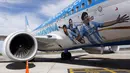 Sebuah pesawat khusus disiapkan untuk mengangkut pemain Timnas Argentina di Bandara Ezeiza di Buenos Aires, Argentina, (3/6/2014). (REUTERS/Marcos Brindicci)