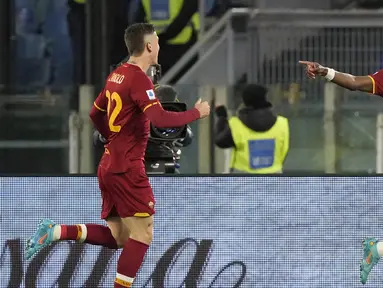 Pemain Roma Tammy Abraham (kanan) merayakan dengan rekan setimnya Nicolo Zaniolo setelah mencetak gol ke gawang Atalanta pada pertandingan sepak bola Liga Italia di Olympic Stadium, Roma, Italia, 5 Maret 2022. Roma menang 1-0. (AP Photo/Andrew Medichini)