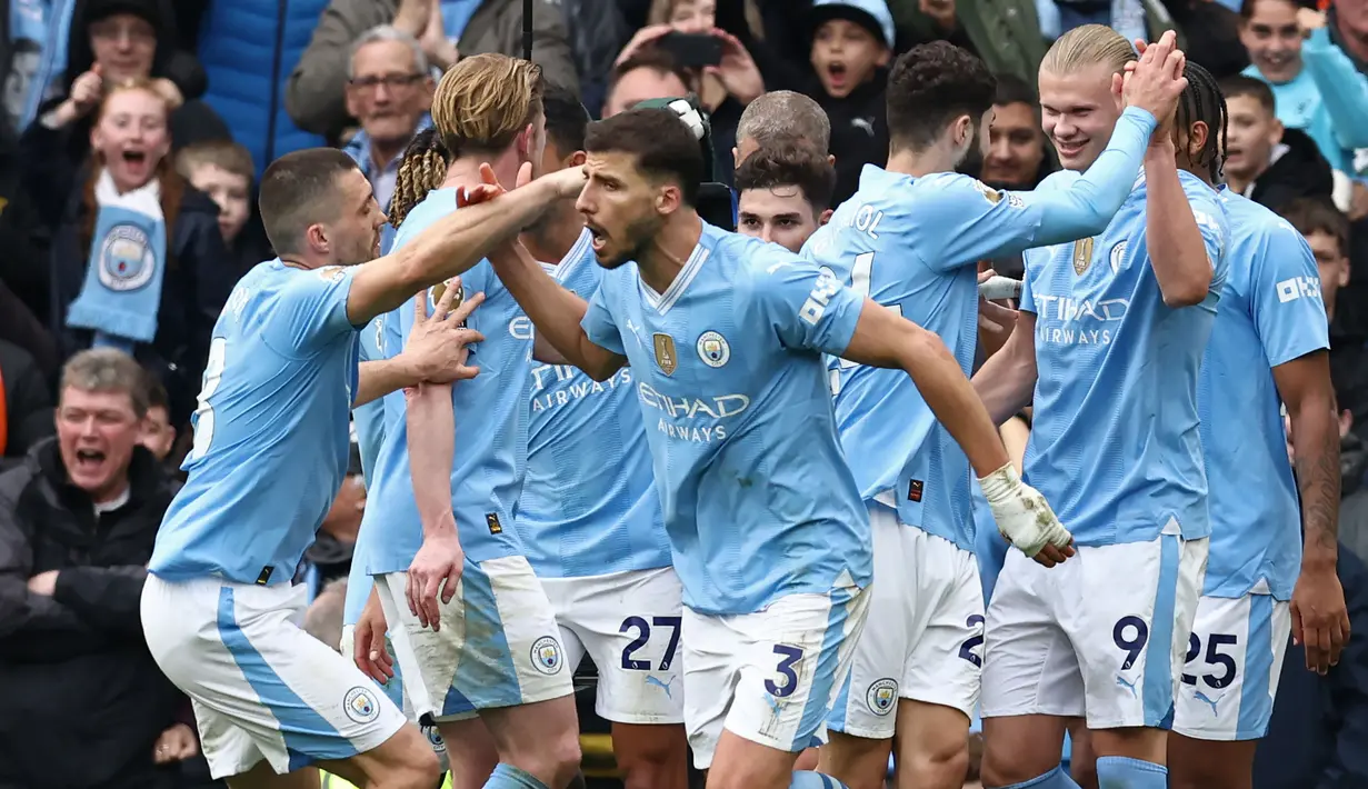 Selebrasi para pemain Manchester City merayakan gol ketiga ke gawang Luton Town yang dicetak Erling Haaland (kanan) melalui eksekusi penalti pada laga pekan ke-33 Premier League 2023/2024 di Etihad Stadium, Manchester, Sabtu (13/4/2024). (AFP/Darren Staples)