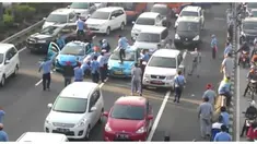 Ribuan sopir taksi berdemonstrasi menolak keberadaan angkutan online berpelat hitam. Tak sedikit taksi yang ringsek dan pecah kaca karena di-sweeping saat mengangkut penumpang.