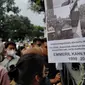 Warga mendatangi Gedung Pakuan, Kota Bandung, tempat berlangsungnya takziah untuk Emmeril Kahn Mumtadz atau Eril, Sabtu (4/5/2022). (Foto: Liputan6.com/Huyogo Simbolon)