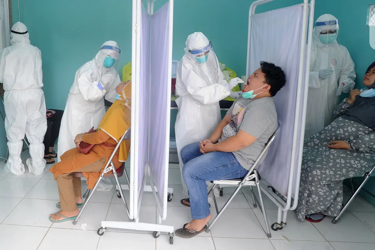 FOTO: Swab Test PCR Terus Dilakukan untuk Penelusuran Penyebaran COVID-19