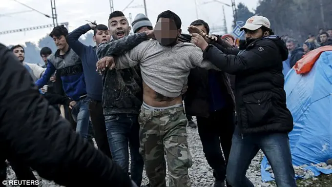 Dituduh Pedofil, Pria Ini Diseret Pengungsi ke Kantor Polisi