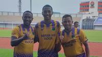 Anthony Jomah Ballah bersama Alta Ballah dan legenda Persita, Firman Utina. (Bola.com/Gatot Susetyo)