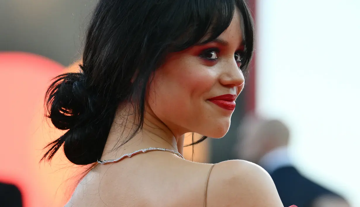 Perempuan berusia 21 tahun itu menata rambut hitamnya dengan tatanan yang elegan sambil membiarkan poninya tergerai bebas. (Alberto PIZZOLI / AFP)
