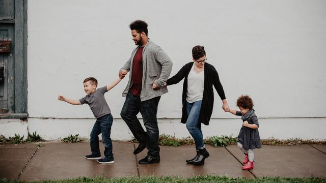 Ilustrasi orang tua dan anak, keluarga bahagia