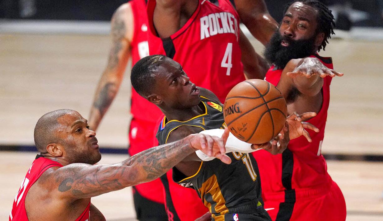 Pebasket Houston Rockets, P.J. Tucker, berebut bola dengan pebasket Oklahoma City Thunder, Dennis Schroder, pada laga NBA, Selasa (1/9/2020). Oklahoma City Thunder menang 104-100 atas Houston Rockets. (AP Photo/Mark J. Terrill)