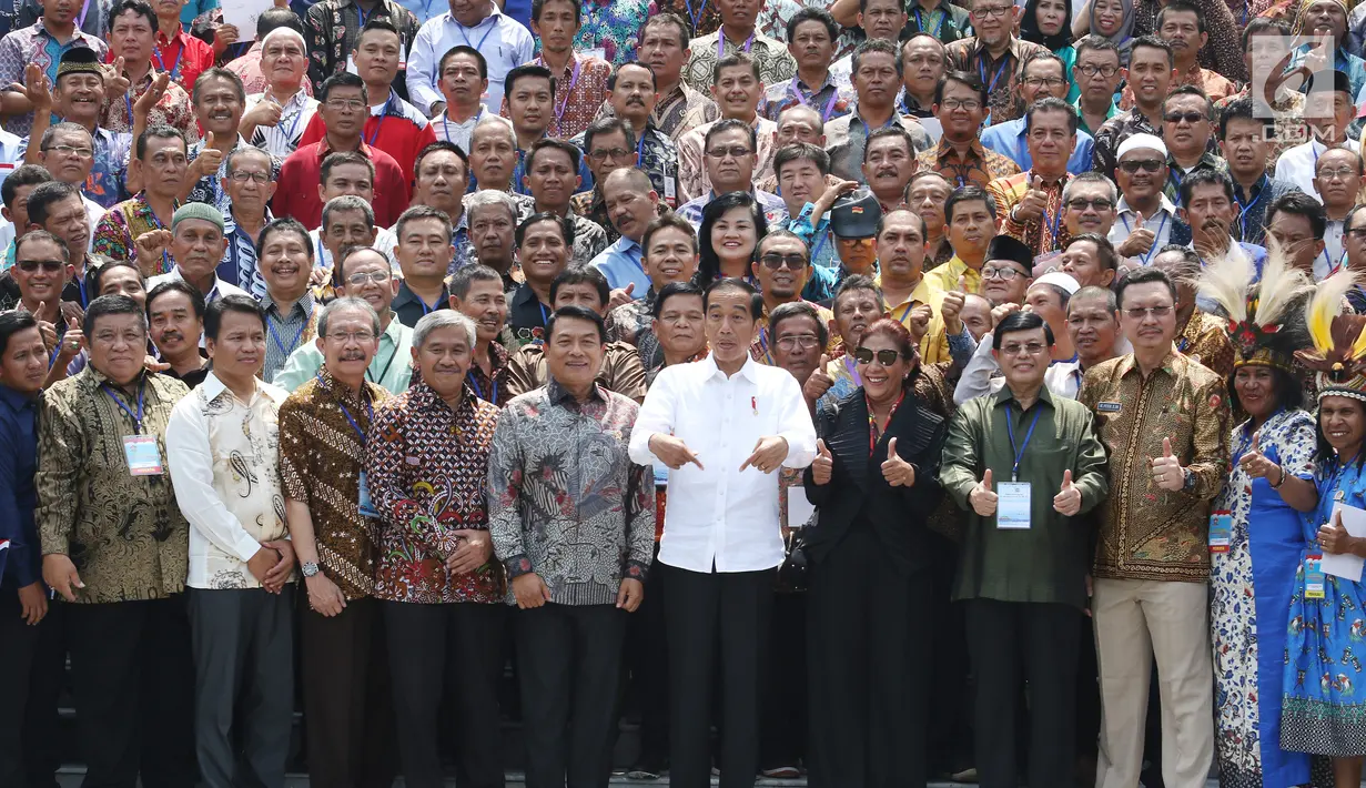 Presiden Joko Widodo didampingi Menteri Kelautan dan Perikanan Susi Pudjiastuti bersiap berfoto bersama perwakilan nelayan di Istana Negara, Jakarta, Selasa (8/5). (Liputan6.com/Angga Yuniar)