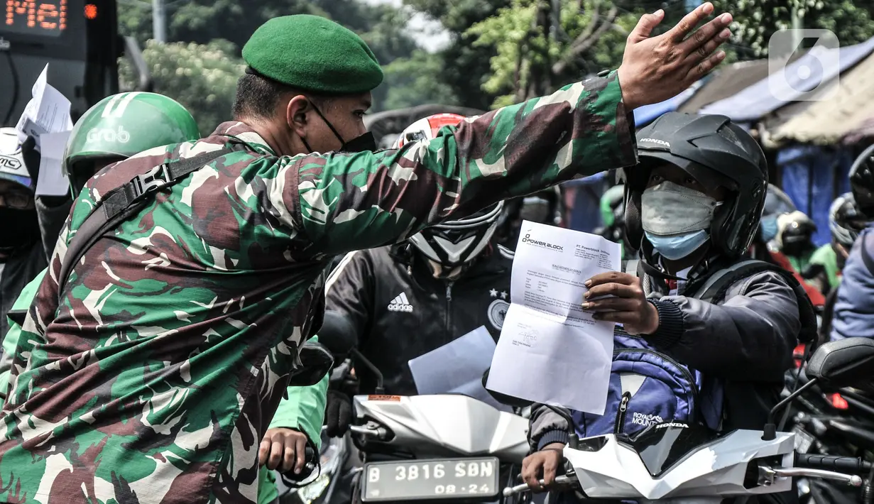 Pengendara menunjukkan STRP kepada petugas saat penyekatan mobilitas di Jalan Basuki Rahmat, Jakarta Timur, Kamis (15/7/2021). Polda Metro Jaya memperluas area penyekatan selama PPKM Darurat menjadi 100 titik mulai pukul 06.00-22.00 WIB guna mengurangi mobilitas. (merdeka.com/Iqbal S Nugroho)