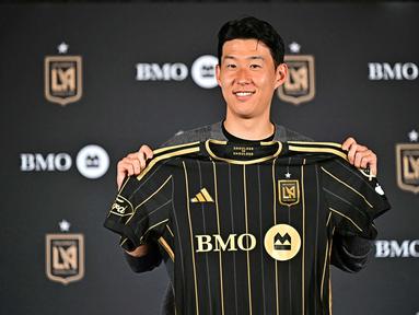 Pemain sepak bola Korea Selatan, Son Heung-min sesaat sebelum memberi keterangan terkait keputusannya bergabung dengan Los Angeles FC (LAFC) di Field Club, Stadion BMO, Los Angeles, Amerika Serikat pada 6 Agustus 2025. (Frederic J. Brown/AFP)