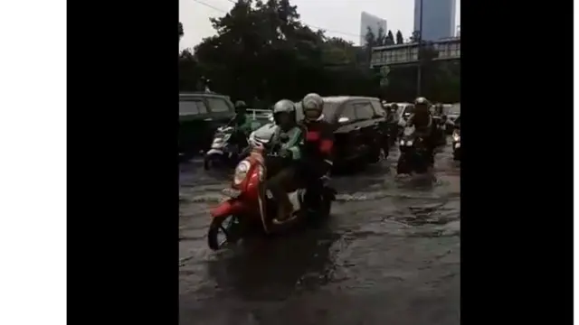 Genangan Air di Depan Mal Citraland