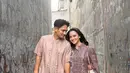 Ririn Ekawati memilih mengenakan long dress coklat bermotif lengan panjang di Lebaran ke-2. [@ririnekawati]