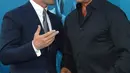 Aktor Jason Statham berbincang dengan Sylvester Stallone saat menghadiri pemutaran perdana Warner Brothers Pictures "The Meg" di Los Angeles, California, (6/8). The Meg dijadwalkan akan dirilis di AS-China 10 Agustus 2018. (AFP Photo/Lisa O'Connor)