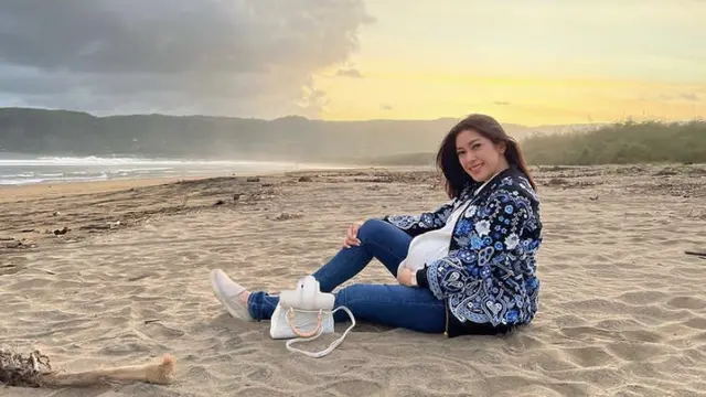 Tampilan Outfit Aliya Rajasa saat hamil besar, credit: @ruby_26