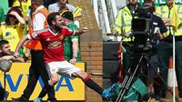 Gelandang Manchester United, Juan Mata, merayakan gol ke gawang Norwich City pada laga Premier League di Carrow Road, Norwich, Sabtu (7/5/2016). (AFP/Justin Tallis)
