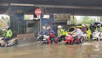 Motor Mogok Massal Usai Terjang Banjir di Puri Kembangan