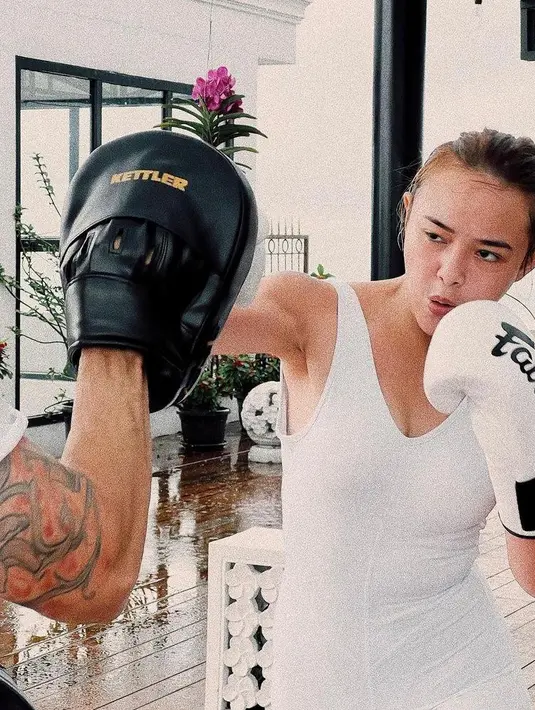 Boxing juga menjadi salah satu aktivitas yang tidak dilewatkan oleh Amanda. Kali ini, dia tampil dengan busana serba putih. (Instagram/amandamanopo)