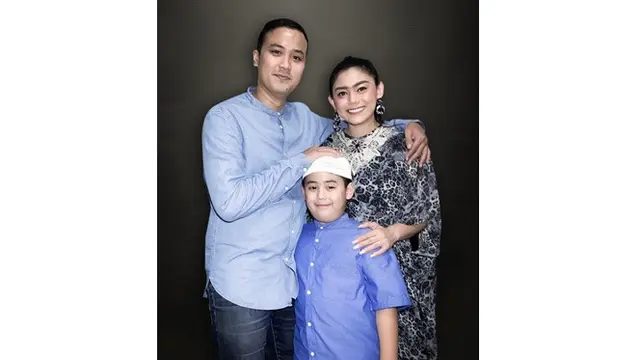 Diisukan Rumah Tangga Retak, Ini 5 Potret Kemesraan Thalita Latief Bareng Suami (sumber: Instagram.com/dennislyla)