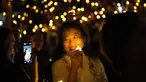 Seorang jemaat memegang lilin elektrik selama ibadah Malam Natal di Indonesia Arena, Kompleks Gelora Bung Karno, Jakarta, Rabu 24 Desember 2025. Ribuan umat Kristiani menghadiri kebaktian Malam Natal yang digelar di Indonesia Arena, Kompleks Gelora Bung Karno (GBK), Senayan, Jakarta. (AP Photo/Tatan Syuflana)